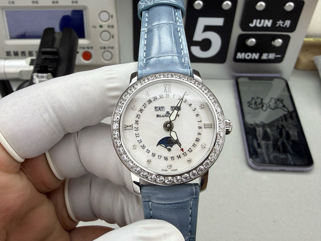 Blancpain（宝珀）女装系列的“月亮美人”腕表