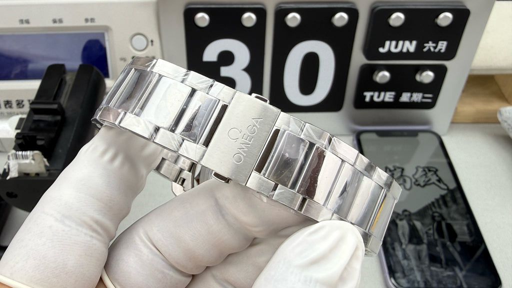 Omega（欧米茄）蓝海马世界时腕表