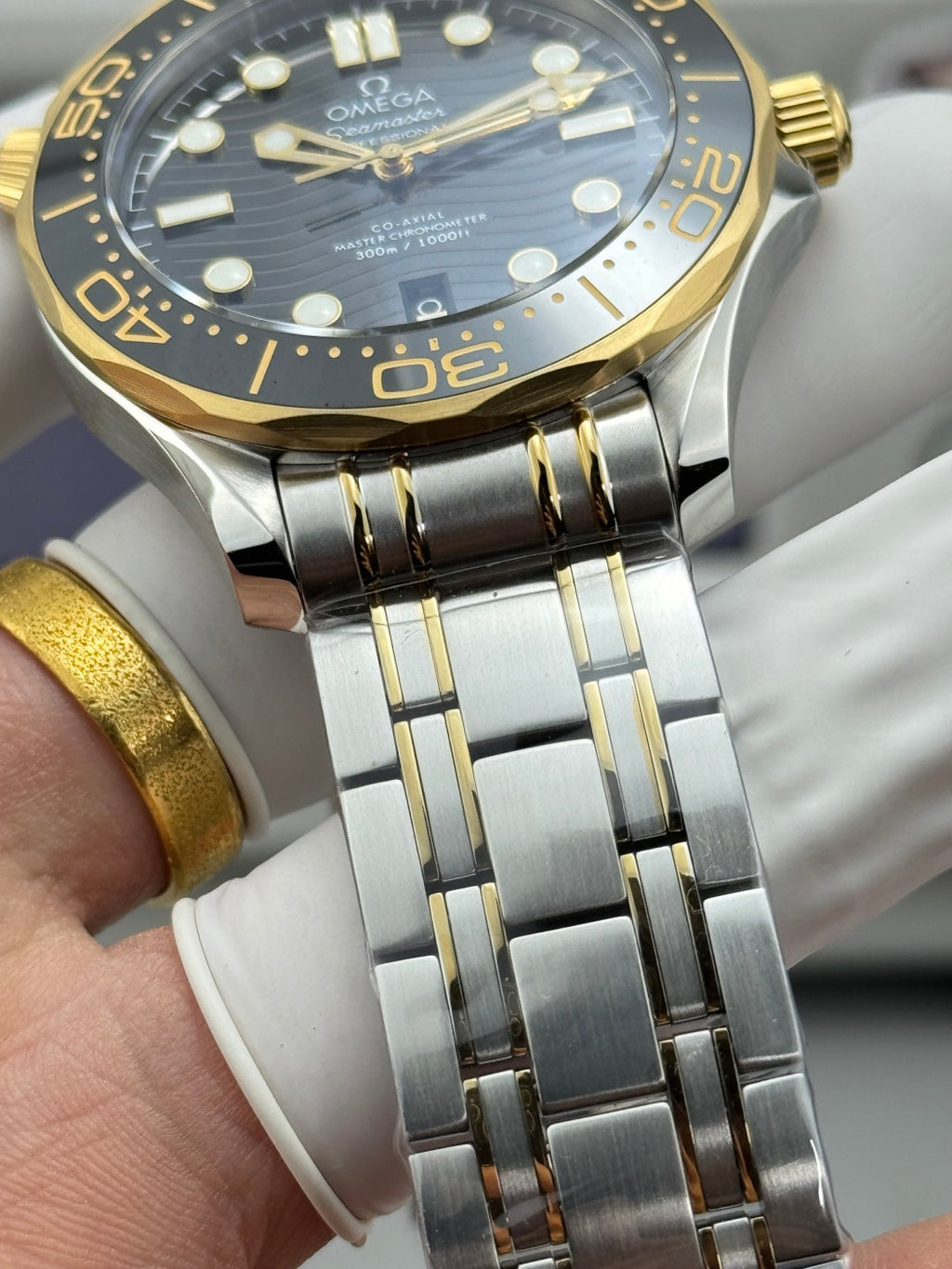 OMEGA 欧米茄 海马300