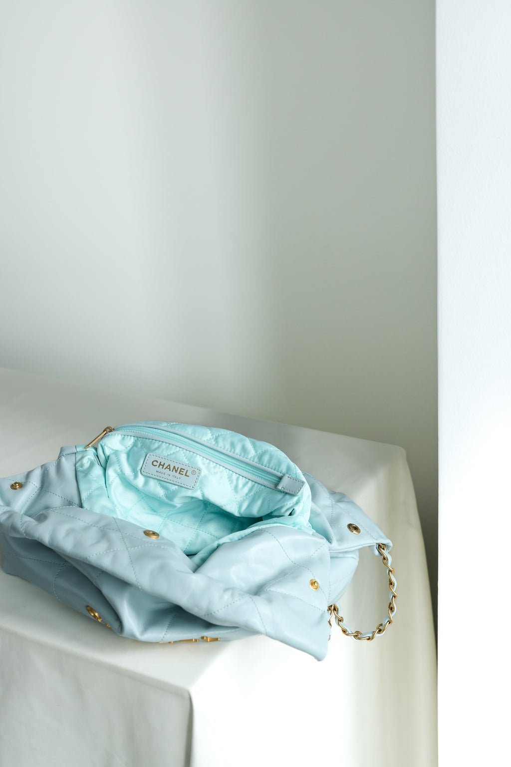 Classic 22 Handbag Haze Cream Blue ZP Leather Shipment