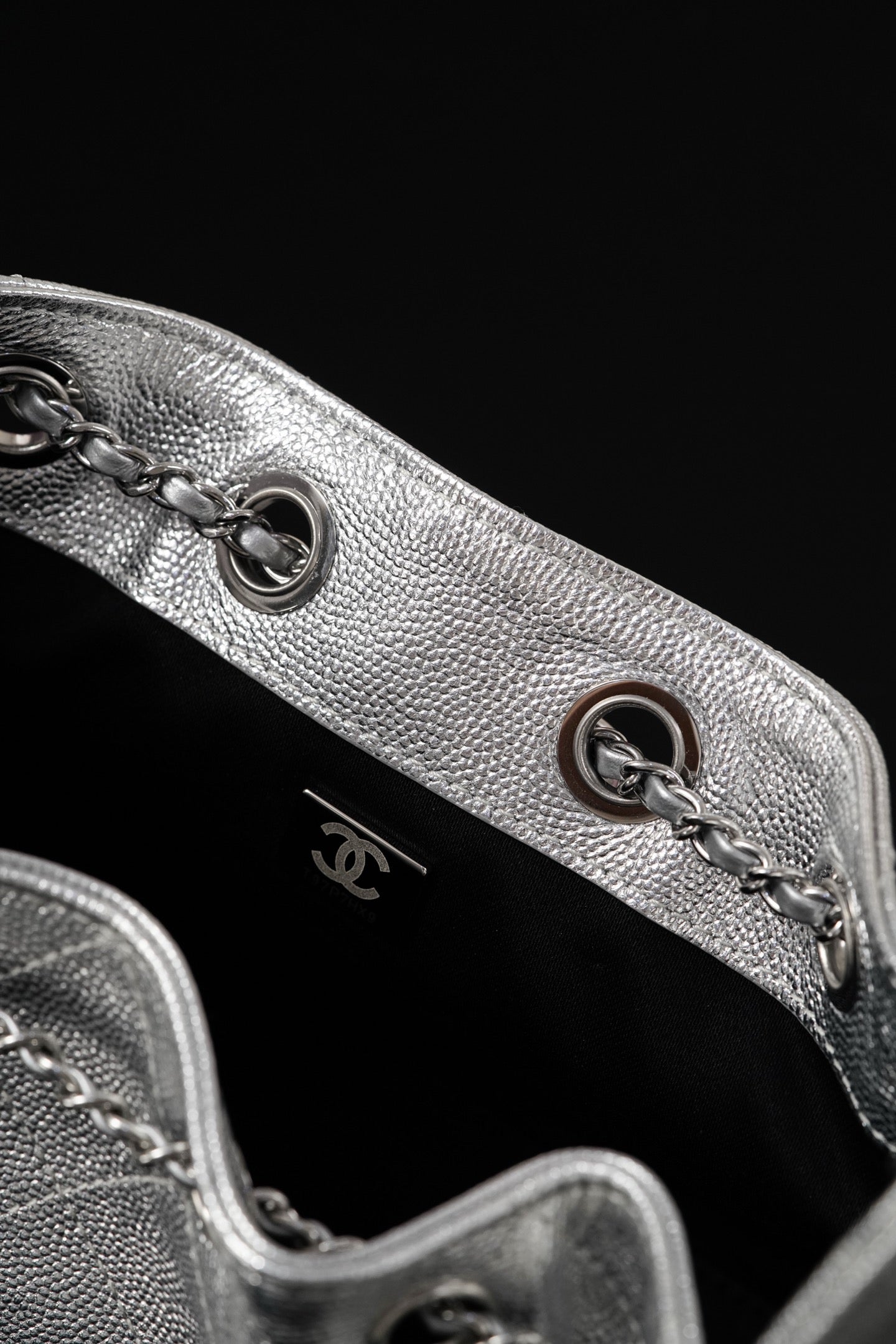 𝐂𝐡𝐚𝐧𝐞𝐥𝟐𝟔𝐂 Series 𝟐𝟓𝐛𝐚𝐠𝐦𝐢𝐧𝐢 Caviar Silver