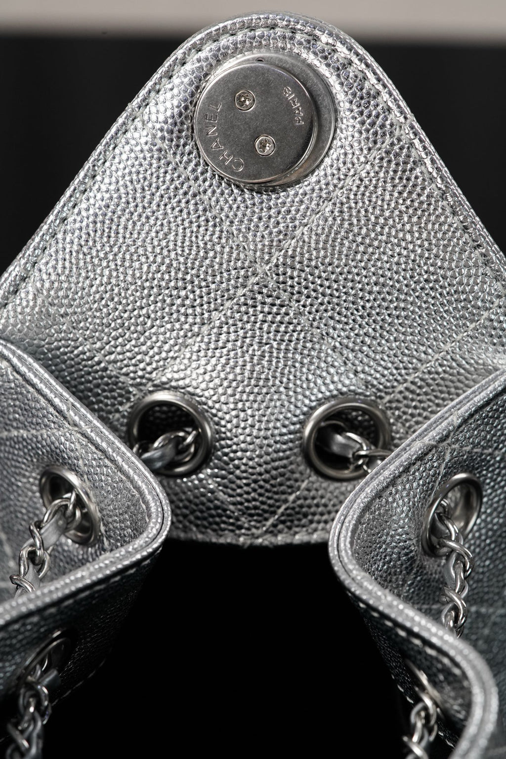 𝐂𝐡𝐚𝐧𝐞𝐥𝟐𝟔𝐂 Series 𝟐𝟓𝐛𝐚𝐠𝐦𝐢𝐧𝐢 Caviar Silver