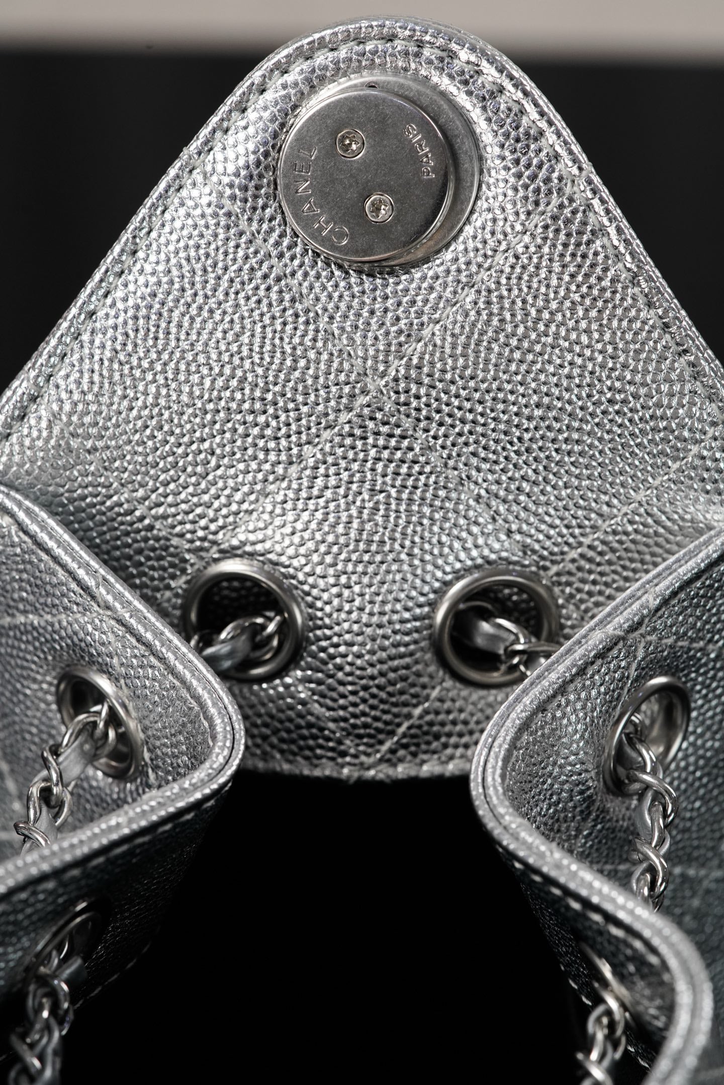 𝐂𝐡𝐚𝐧𝐞𝐥𝟐𝟔𝐂 Series 𝟐𝟓𝐛𝐚𝐠𝐦𝐢𝐧𝐢 Caviar Silver
