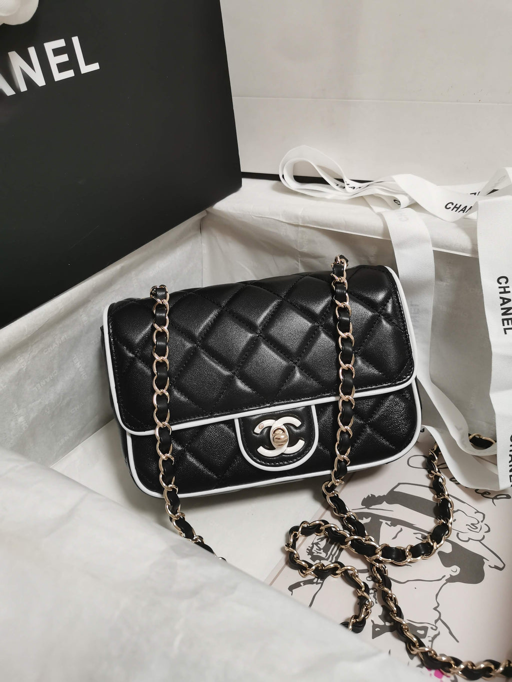 Black and white dual tone diamond grid chain bag