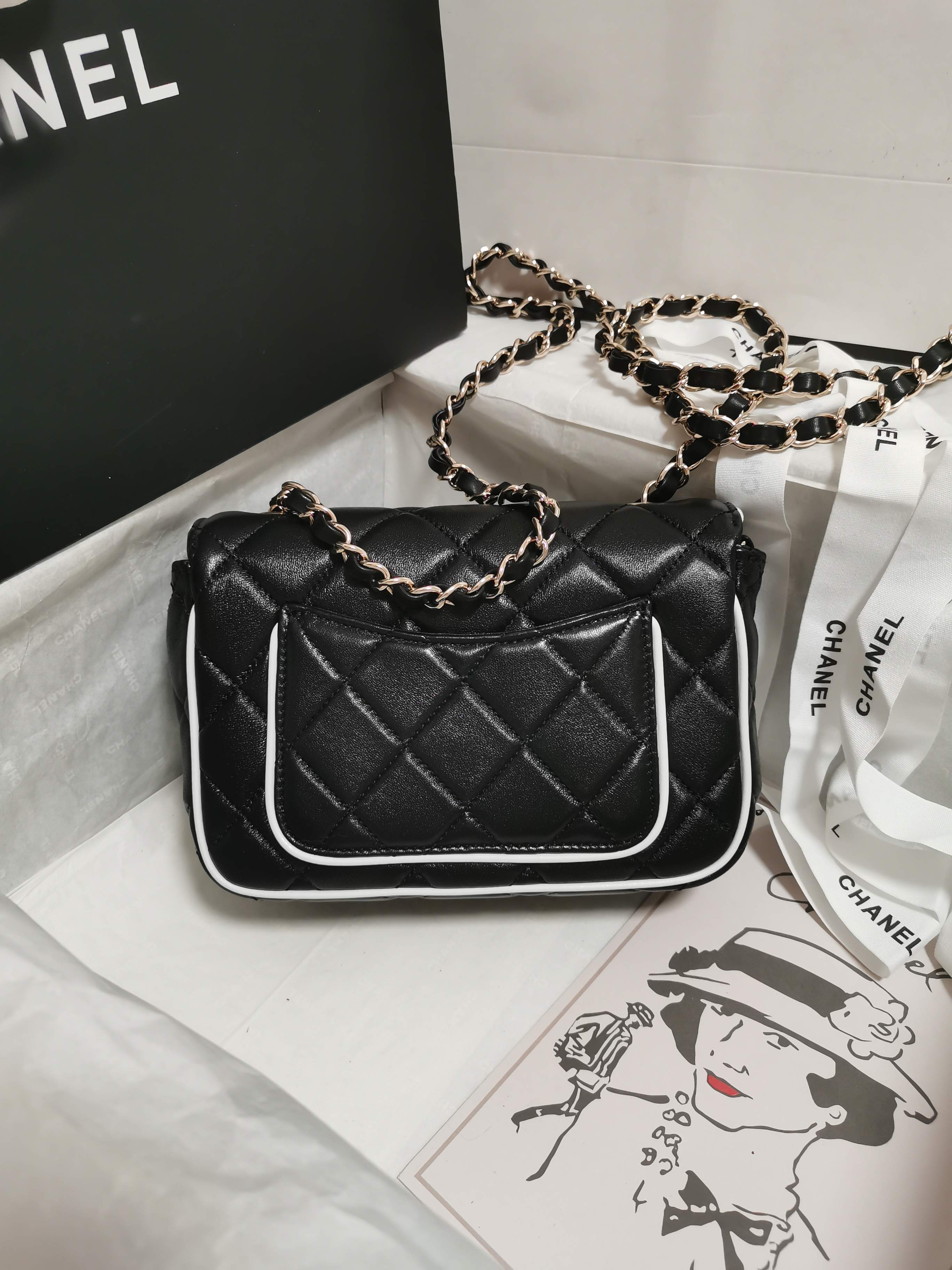 Black and white dual tone diamond grid chain bag