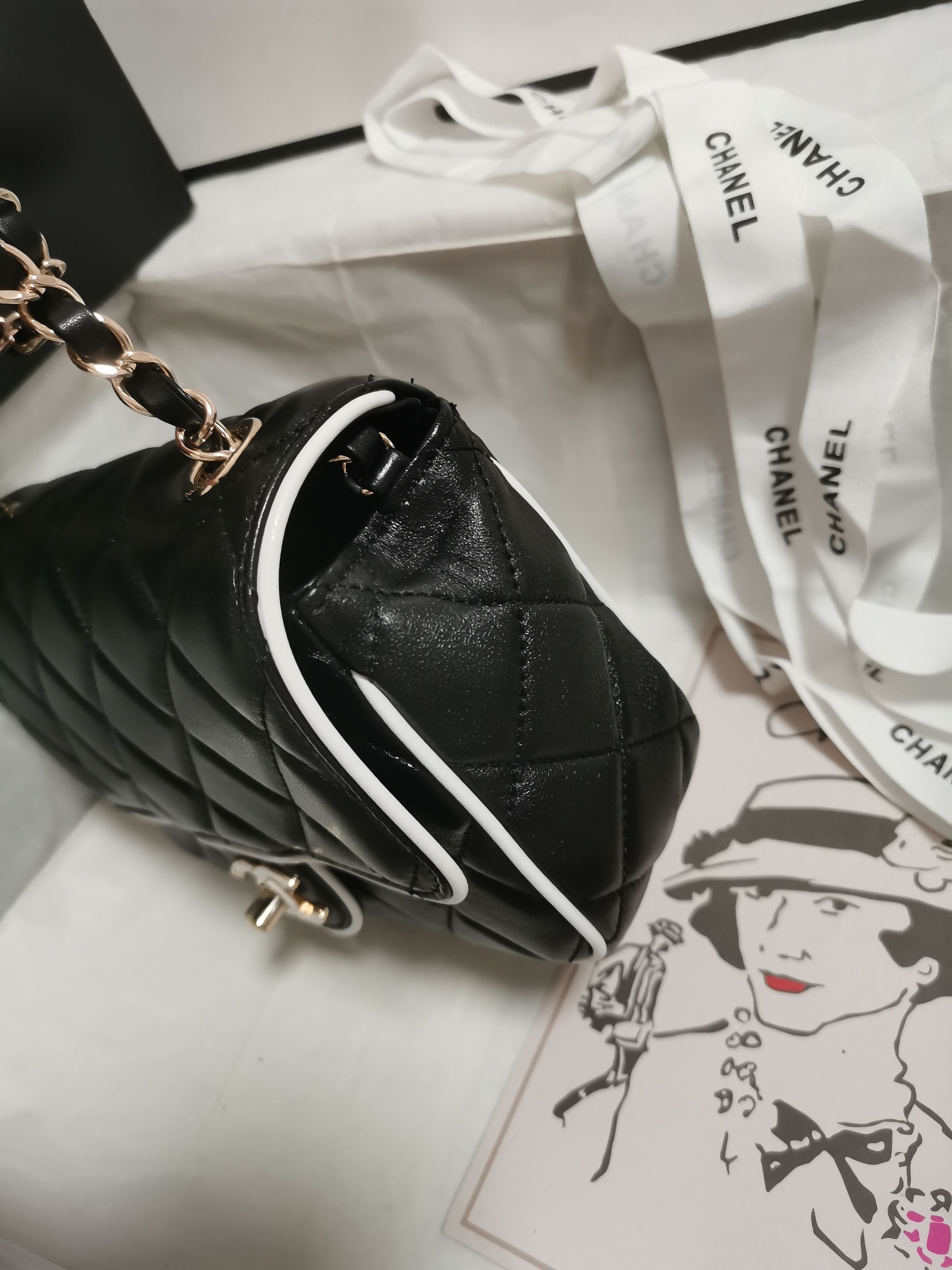 Black and white dual tone diamond grid chain bag