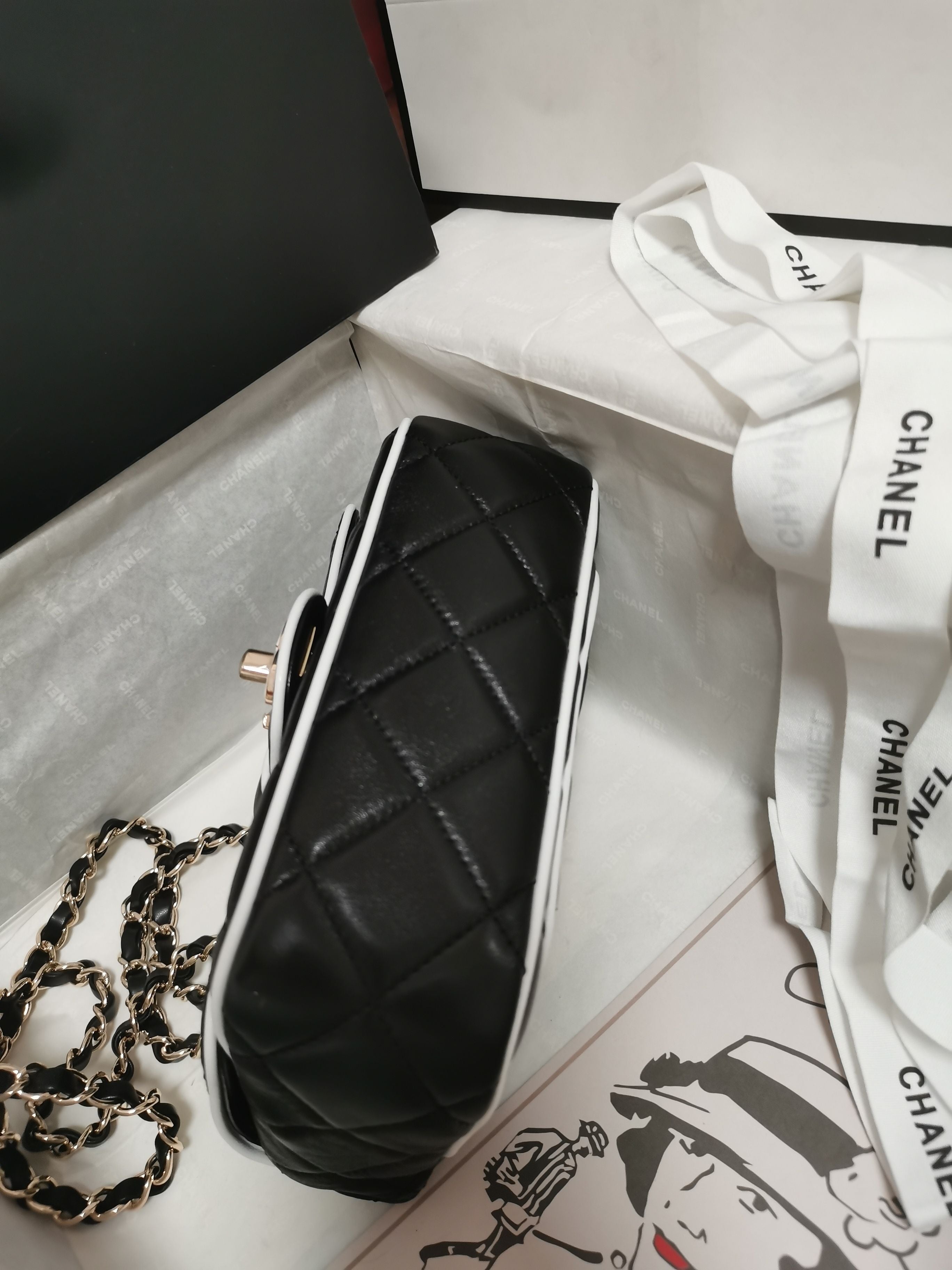 Black and white dual tone diamond grid chain bag