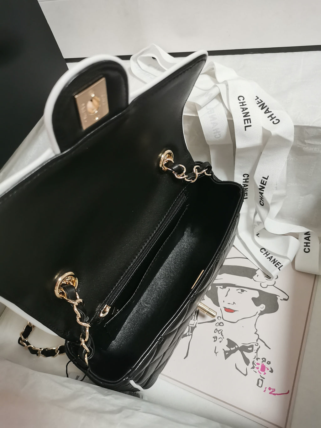 Black and white dual tone diamond grid chain bag